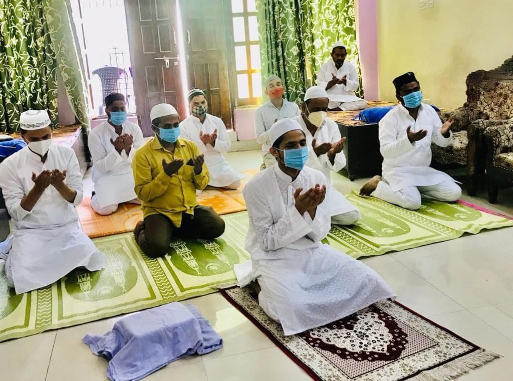 jaama masjid mein paanch logon ne ada kee namaaj