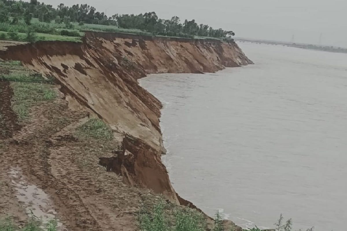 The water level in the Ganges river is increasing near Gauspur village of Bijnor