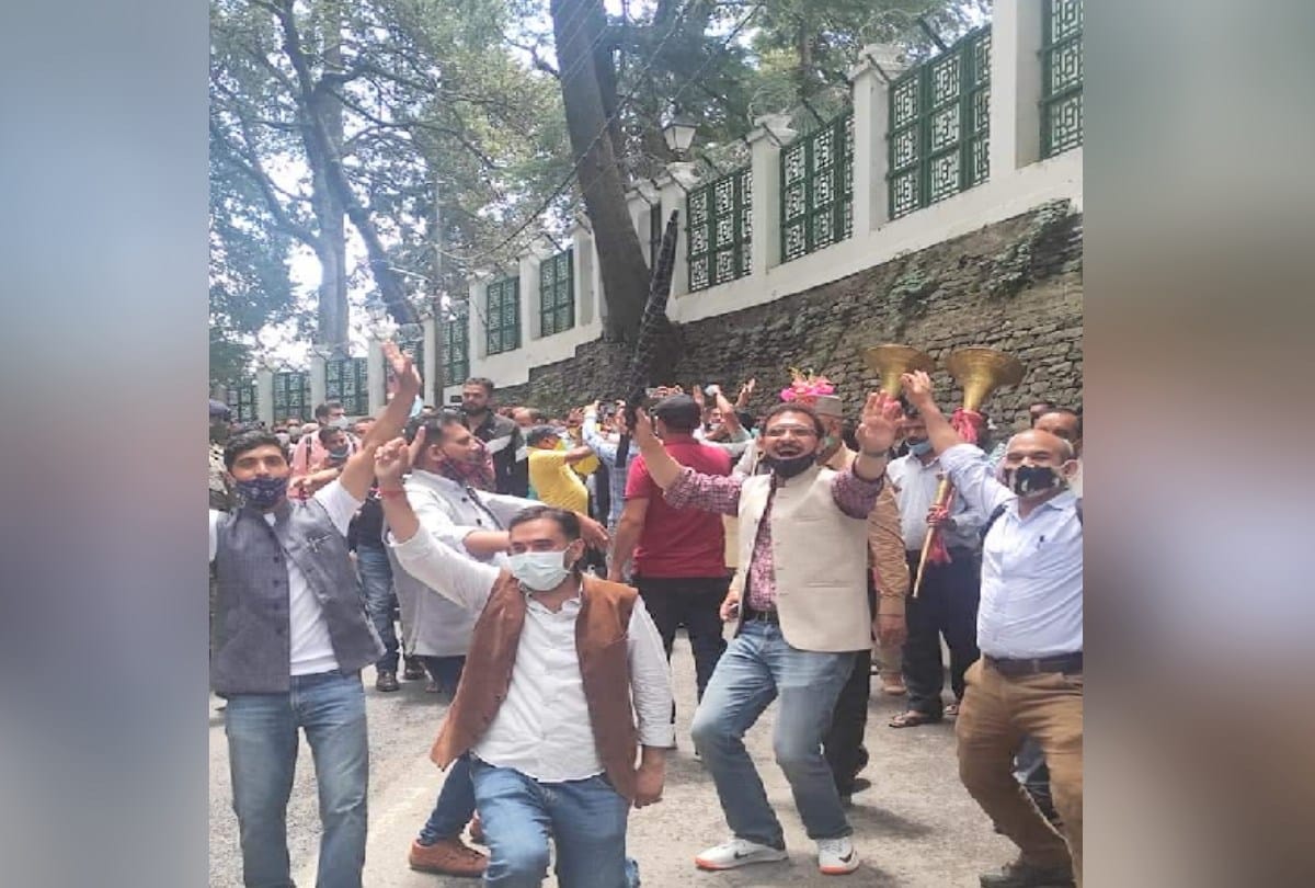 On recognition the employees reached Oakover, swinging to the tune of musical instruments, took out a rally