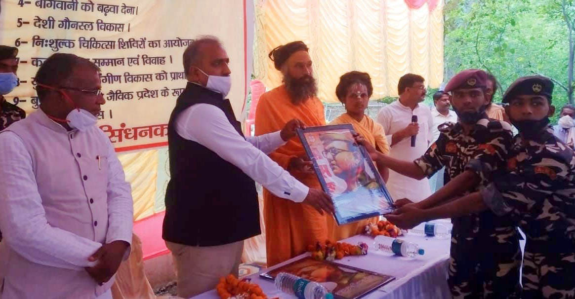 Pledge to plant saplings in temples