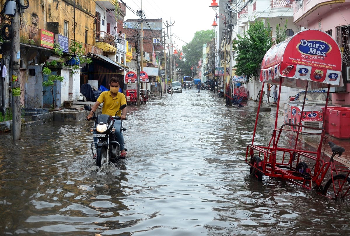 Prayagraj: In half an hour's rain, roads and streets are full, water entered the houses