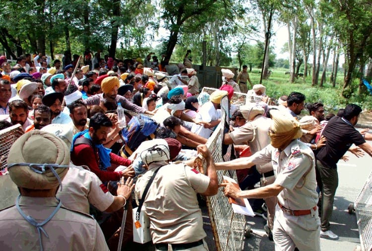 Teachers protest on the border of Mohali and Chandigarh against Punjab government