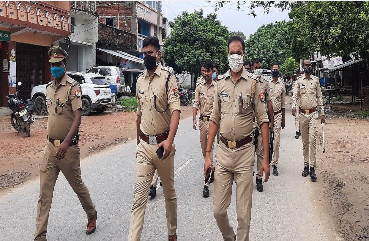 Major incident in Mau: Jewelery worth five lakh robbed from jewelery supplier, beaten up for protesting