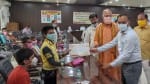 फोटो-8- निराश्रित बच्चों को सरकारी योजना का स्वीकृति पत्र प्रदान करते राज्यमंत्री व  डीएम। संवाद