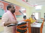 बैठक में भाजपा कार्यकर्ताओं को संबोधित करते भाजपा नेता।