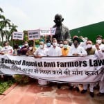 संसद के बाहर विरोध करते के साथ राहुल गांधी