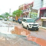 शहर के एक क्षेत्र की बदहाल सड़क