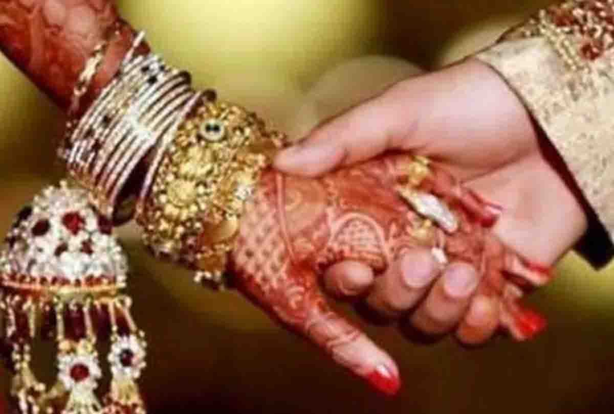 Mother and father of three daughters got married in unnao