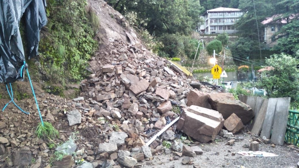 Mussoorie: Boulders fell at many places, danger to homes