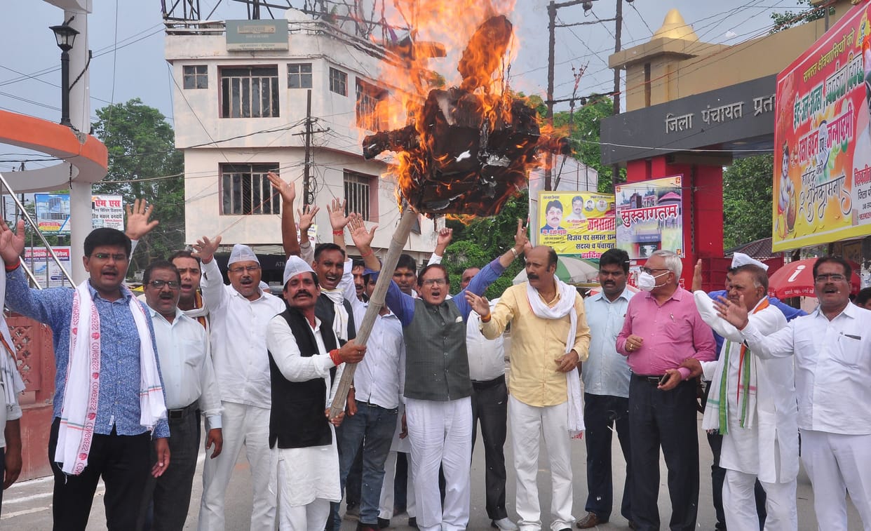 Protest against arrest of Congress leaders, effigy of PM burnt