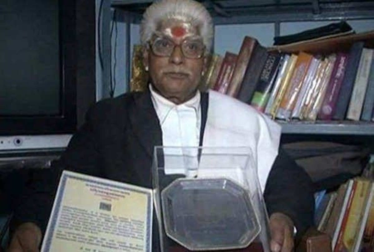 varanasi lawyer acharya shyam upadhyay use only sanskrit language in court