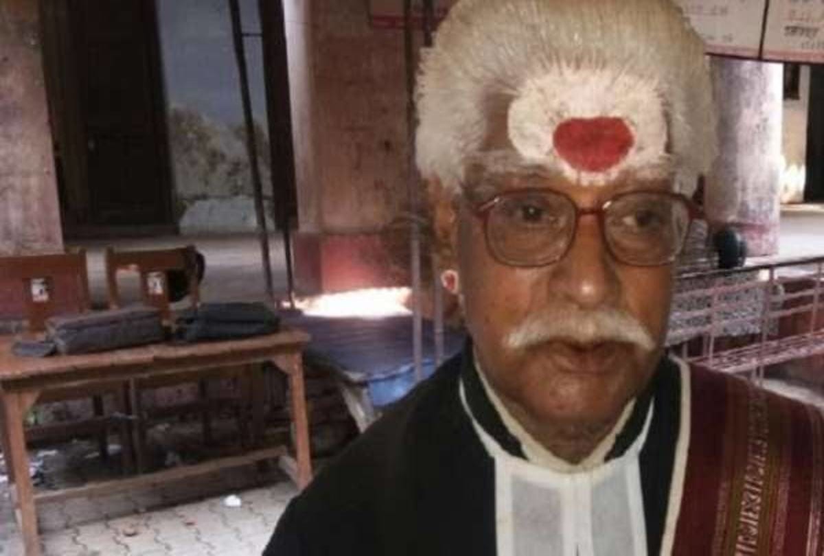 varanasi lawyer acharya shyam upadhyay use only sanskrit language in court