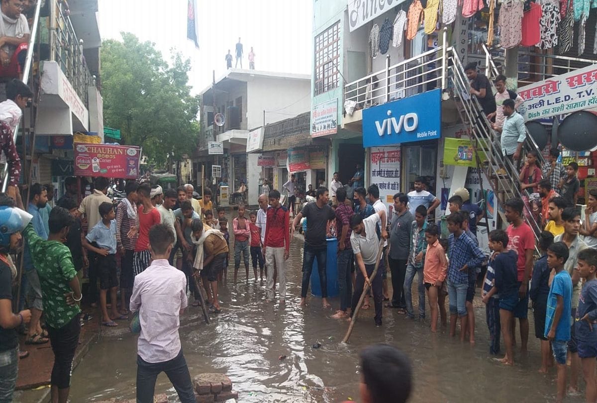 three youths fell in the drain due to waterlogging after rain in agra