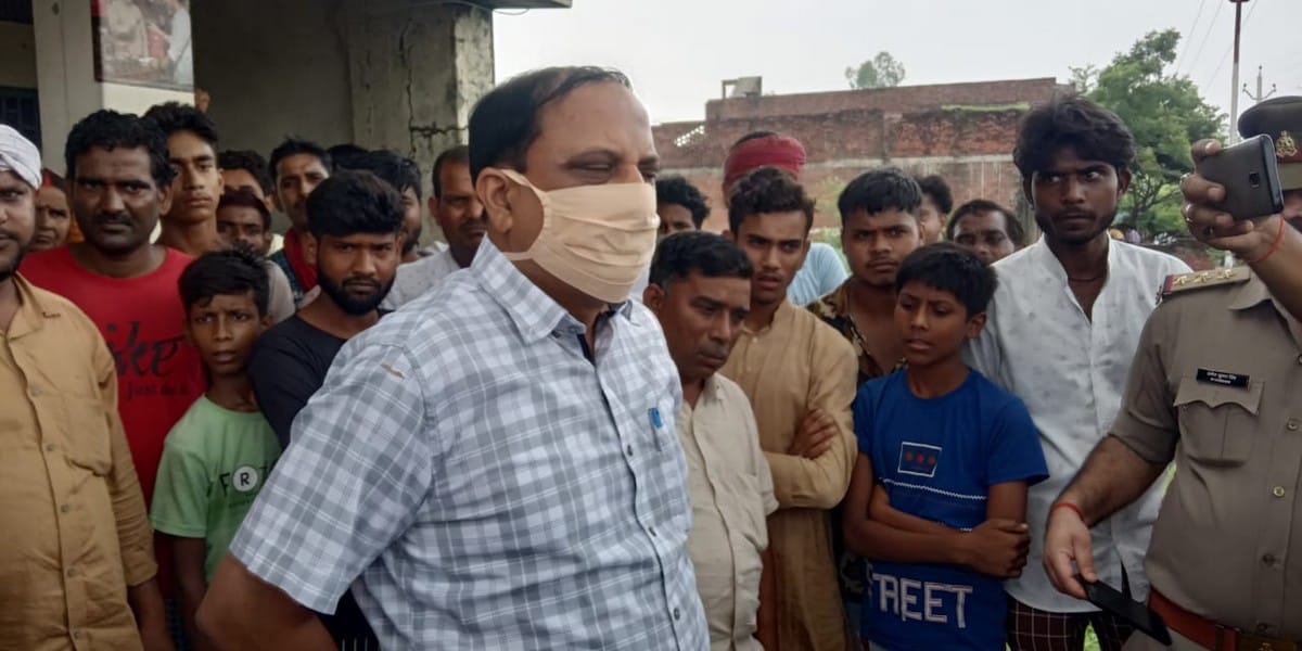 miscreants tried to rob at jan seva kendra operator clashed then the ran away without bike and snatched another person bike in azamgarh