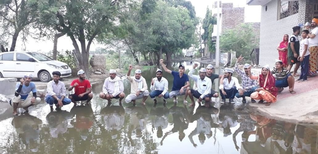 Demonstration sitting in sewerage water, warned to present Gopal Kanda if it is not resolved