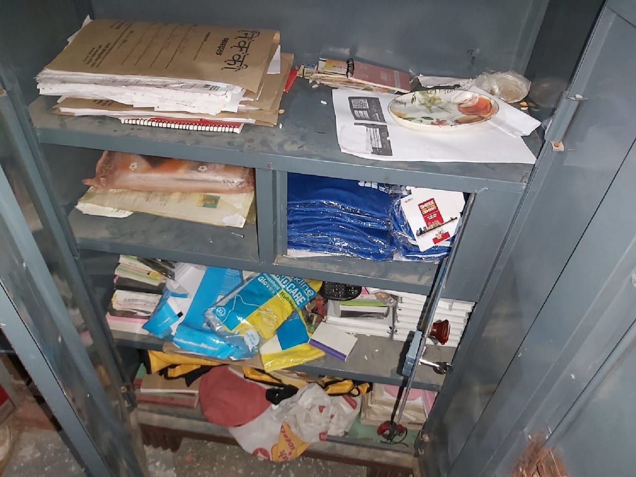 Four lakh rupees crossed by breaking the lock of the shop