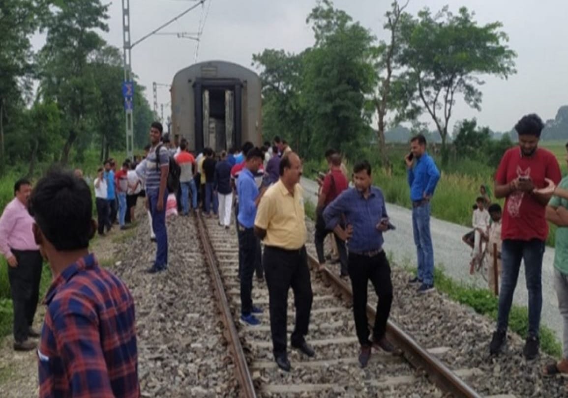 sarnath express divided into two parts in ghazipur big mishap averted passengers are in fear