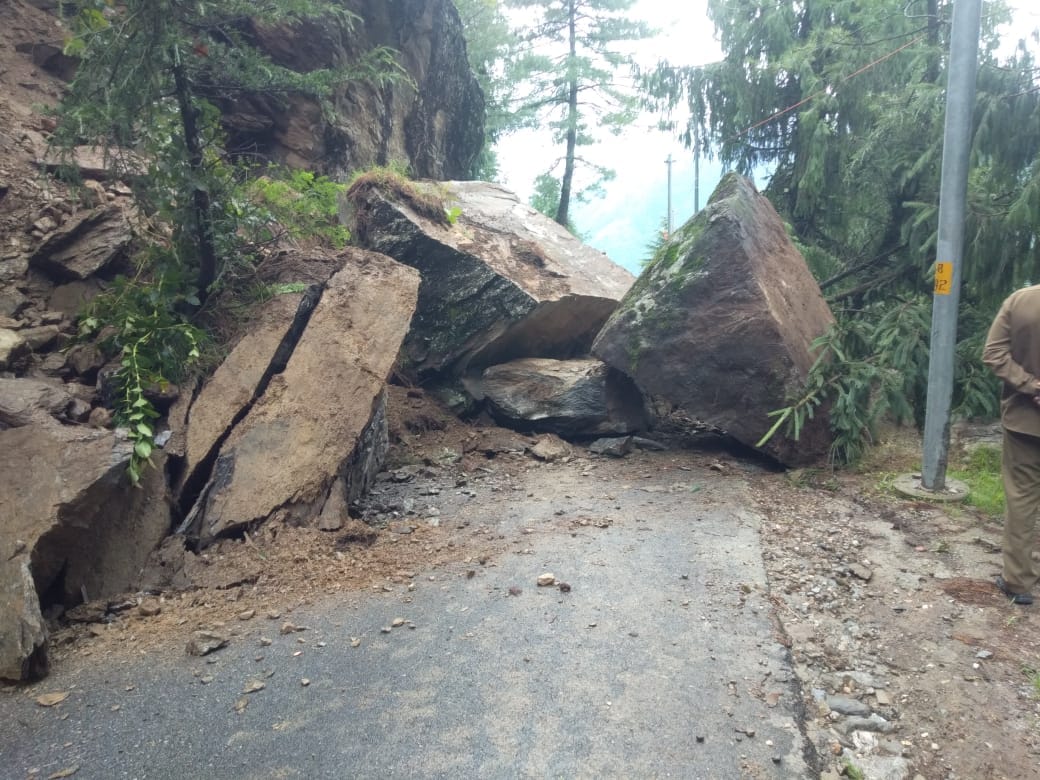 nh 305 block due to landslide near khanag anni