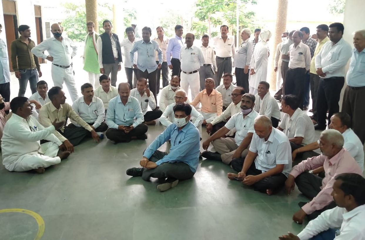 Advocate sitting on dharna against Tehsildar