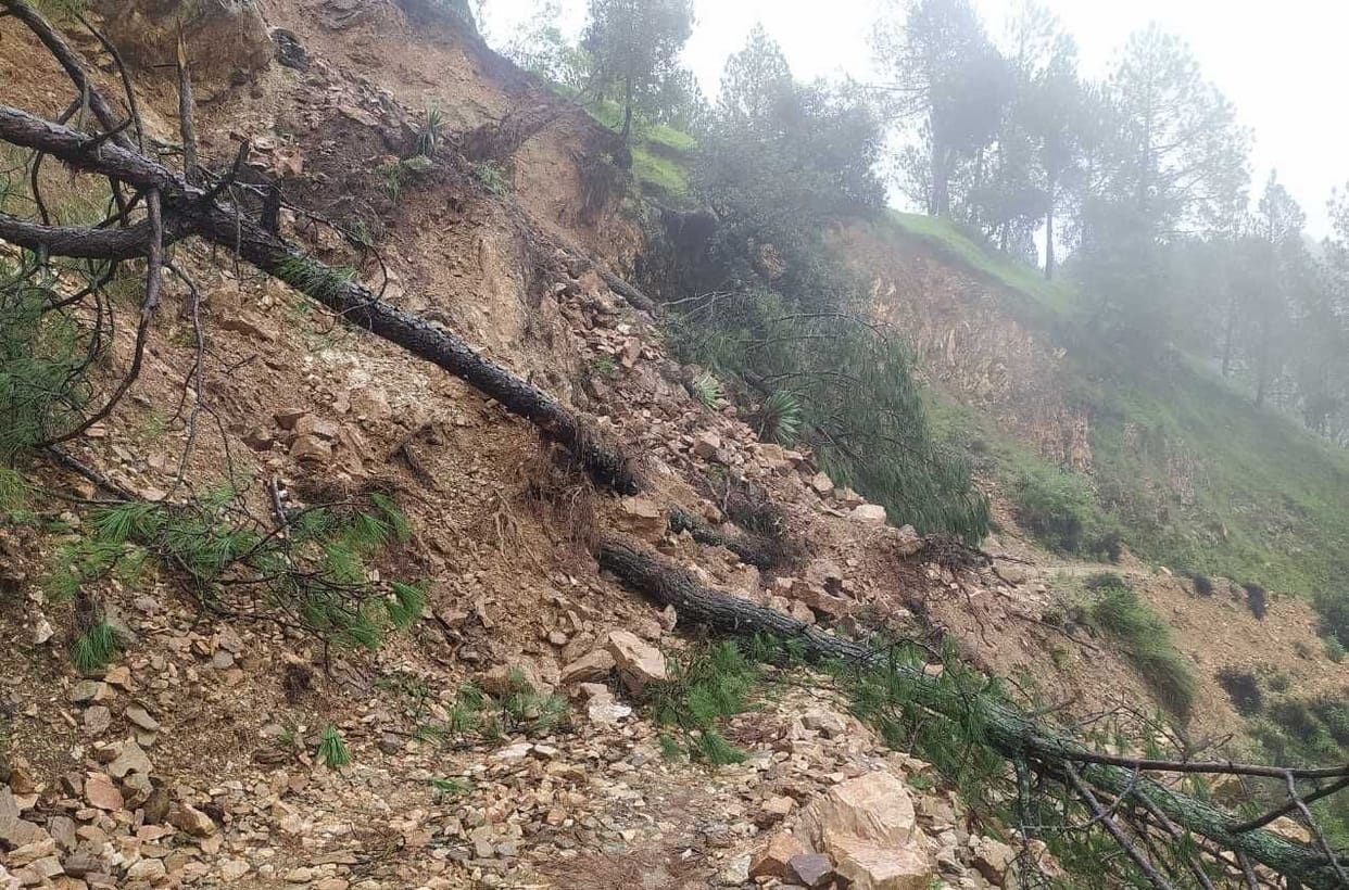 Eight roads blocked in Bageshwar, population of 35 thousand affected