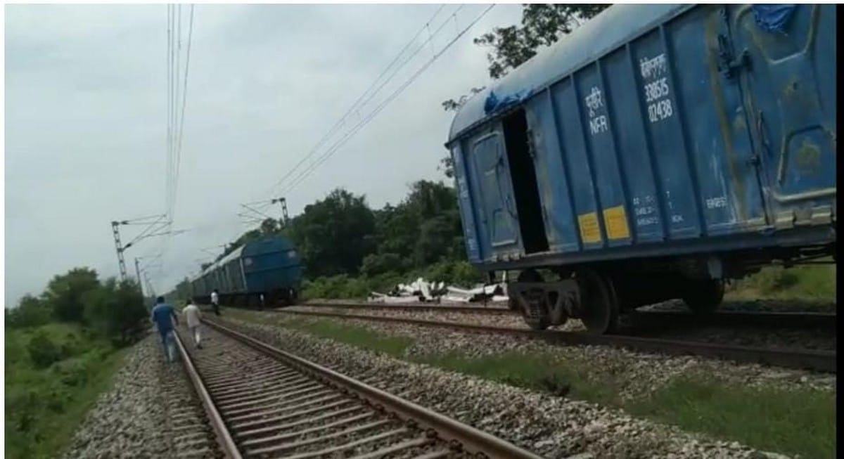 Goods train divided into two parts due to pressure drop in jaunpur