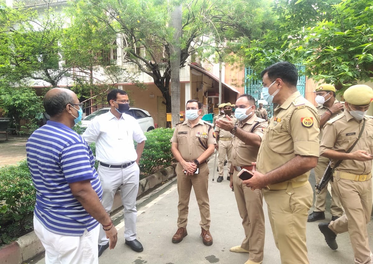 Police seized statue of Phoolan Devi without permission installation in varanasi heated argument between VIP workers and police