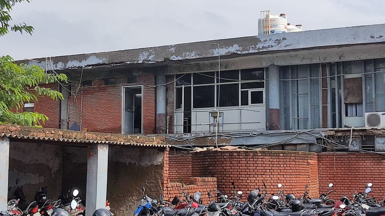 A part of the roof of the dilapidated building of the bus stand fell, a big accident was averted
