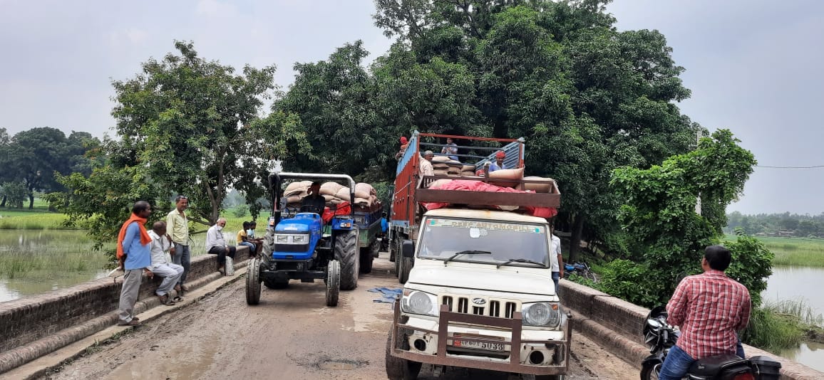 Ballia: Ration distributed to the kotdars by parked the vehicle on the road, jammed