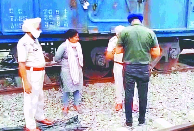 Dead body of Newborn girl found on rail track in Batala of Punjab