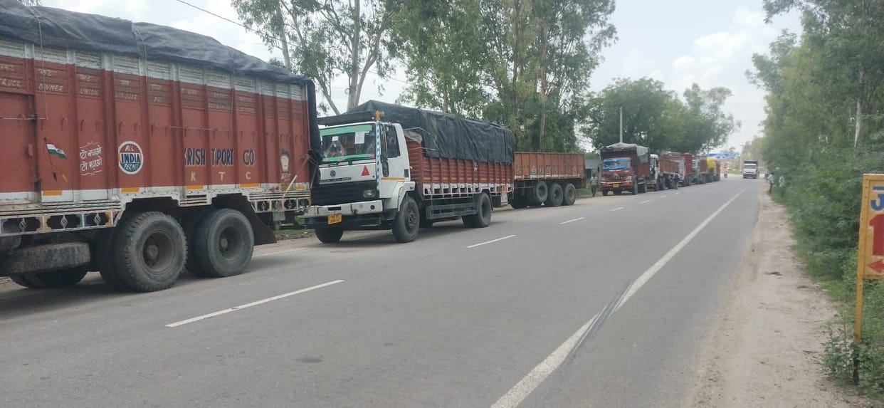 jhajjar bahadurgarh news,To avoid challan, overloaded vehicles parked on the side of the road are becoming the cause of accidents.