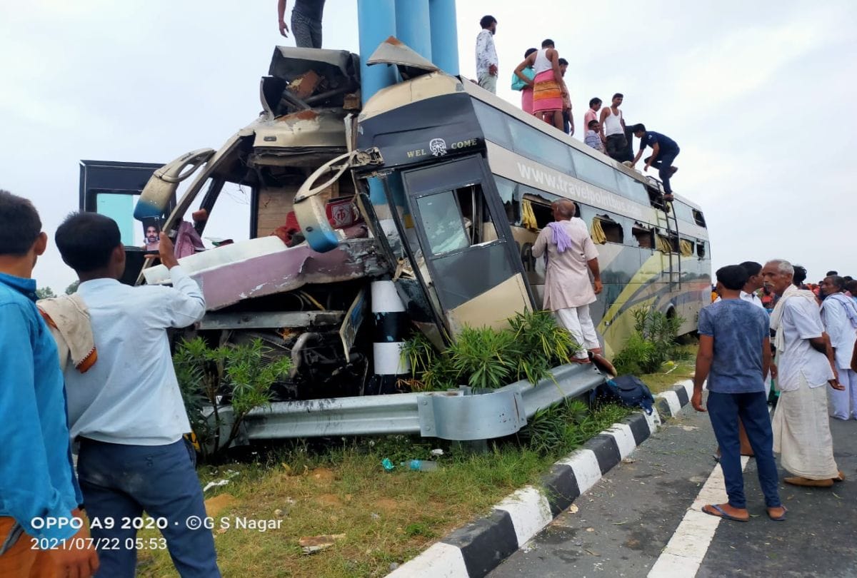 Bus Accident At Agra Lucknow Express Way One Passenger Death 35 Injured