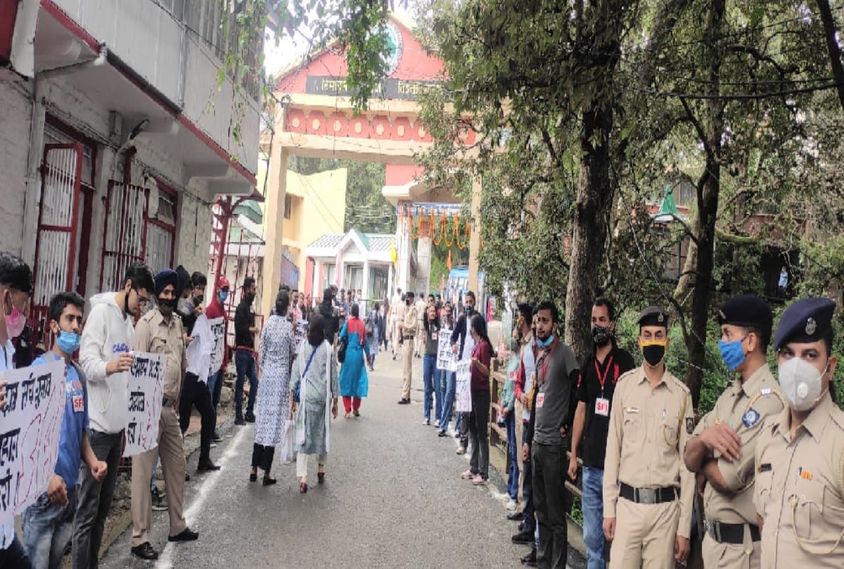 SFI demonstrated in front of CM jairam in HPU