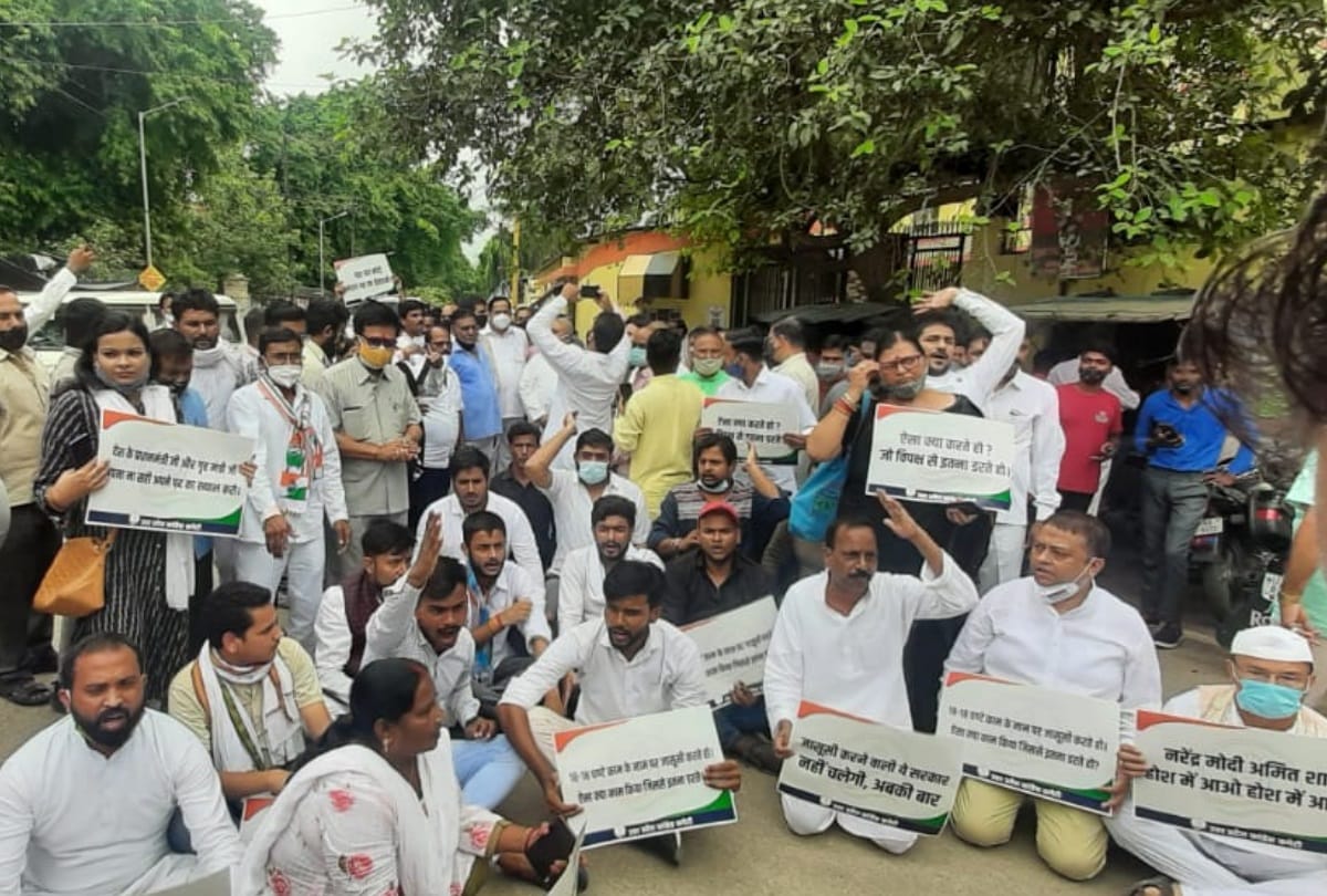 Congress leaders arrested for protest against pegasus snooping case.