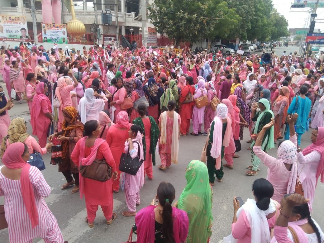 Asha workers surrounded the office of the Finance Minister