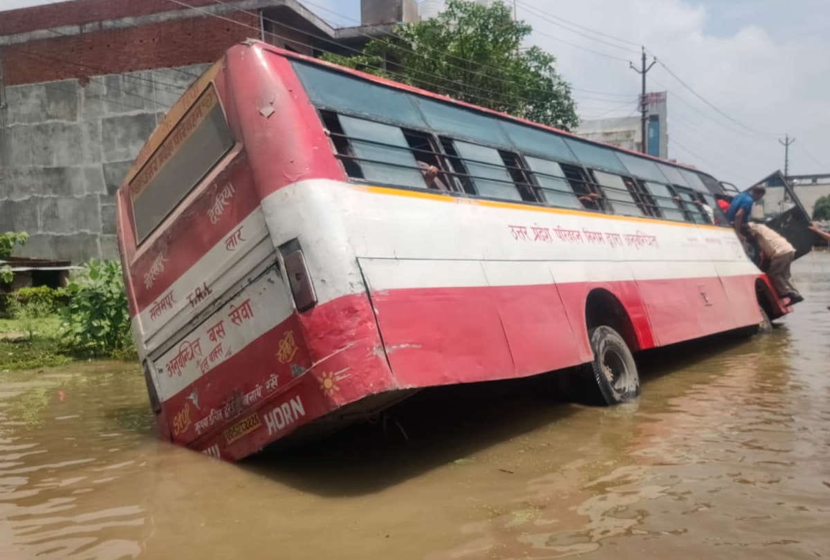 bus got stuck in pit due to waterlogging and bad roads in Gorakhpur passengers saved