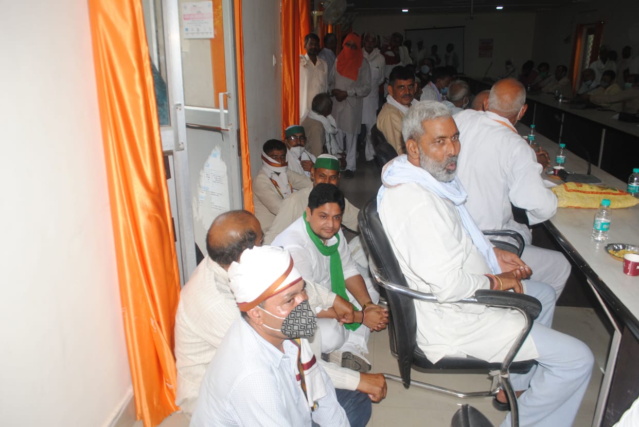 Mathura: Officials could not answer, farmers sitting on the ground