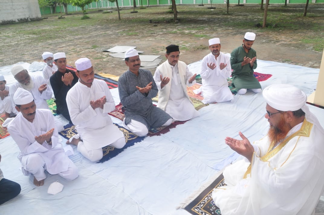 Eid-ul-Azha prayers offered under Kovid guidelines in Idgah and city mosques