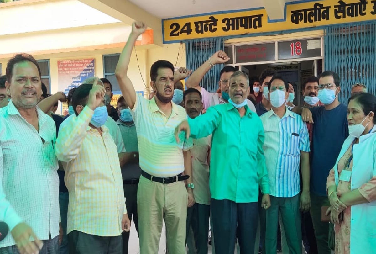ghaziabad police misbehave with doctor in hospital health workers go on strike against him