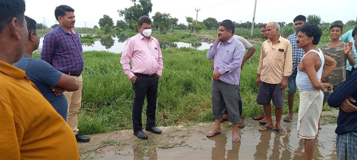 Hathras: Hundreds of bighas of land submerged, crop ruined due to cut of dirty drain track