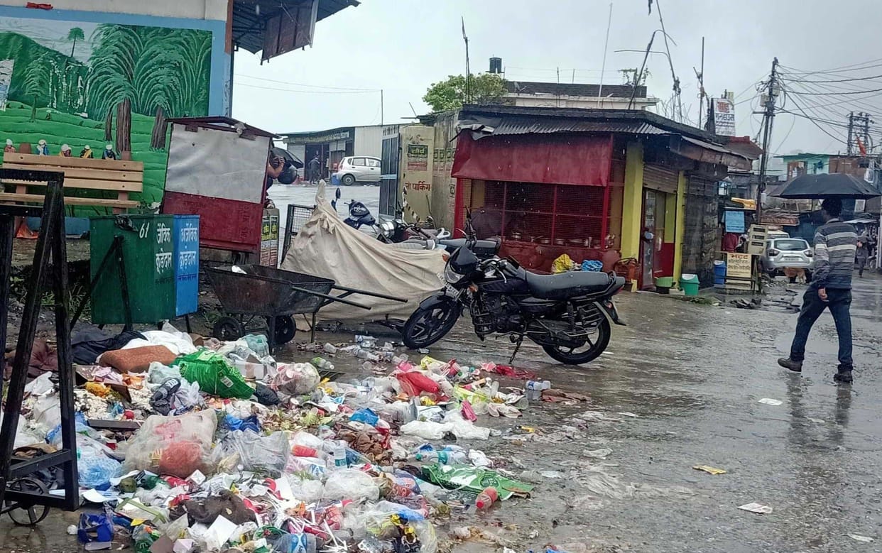 Dirt spread all around due to the indefinite strike of environmental friends