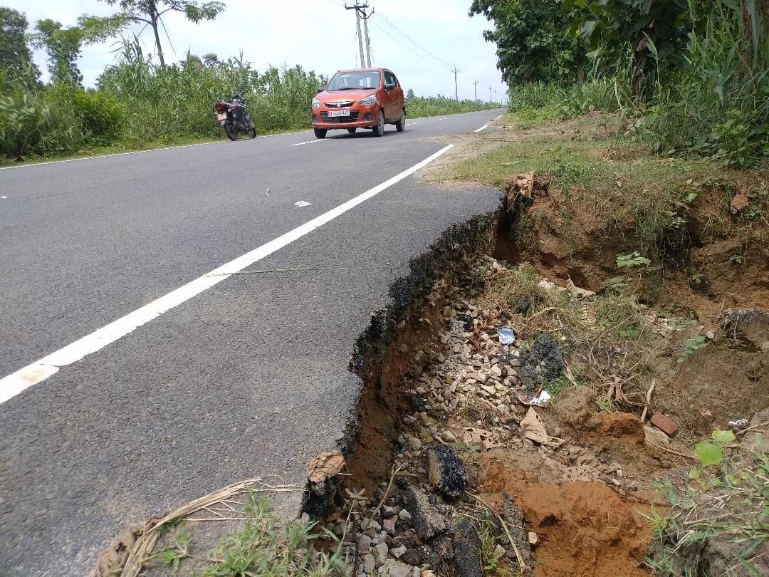 Fear of accident due to rain cut in the road