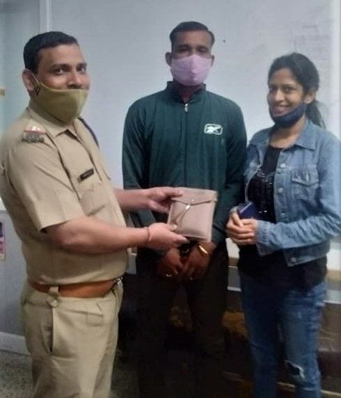 Police returned the purse of a woman from Madhya Pradesh