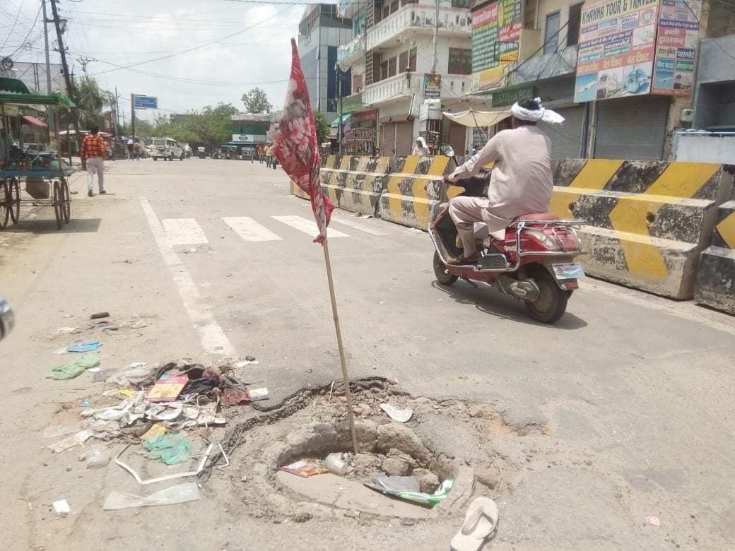 jhajjar bahadurgarh news,Broken sewer cover became the cause of trouble