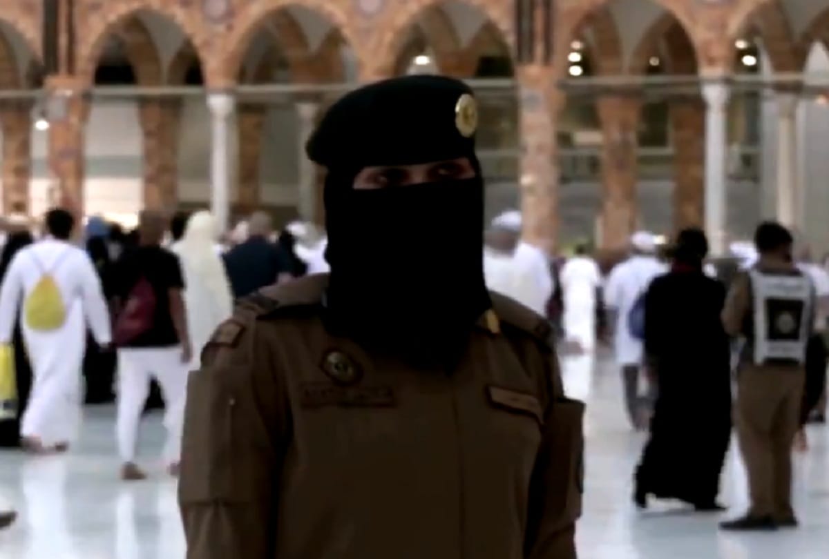 first time Saudi women stand guard in Mecca during the haj pilgrimage