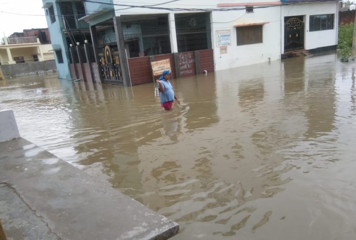 Boat Started Moving In The Posh Colonies in gorakhpur
