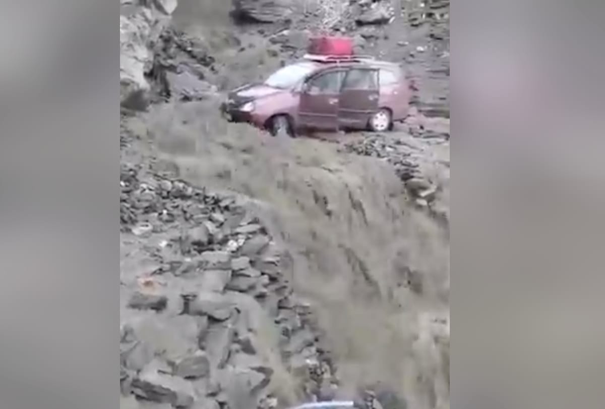 Car stuck in overflowing nala in lahul at manali leh road, tourists saved their lives by run away