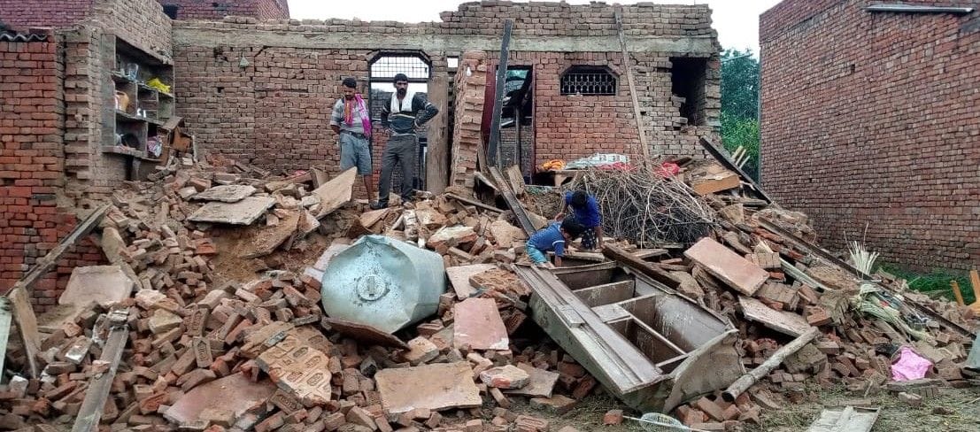 Hathras: House collapsed, five people including children buried under rubble
