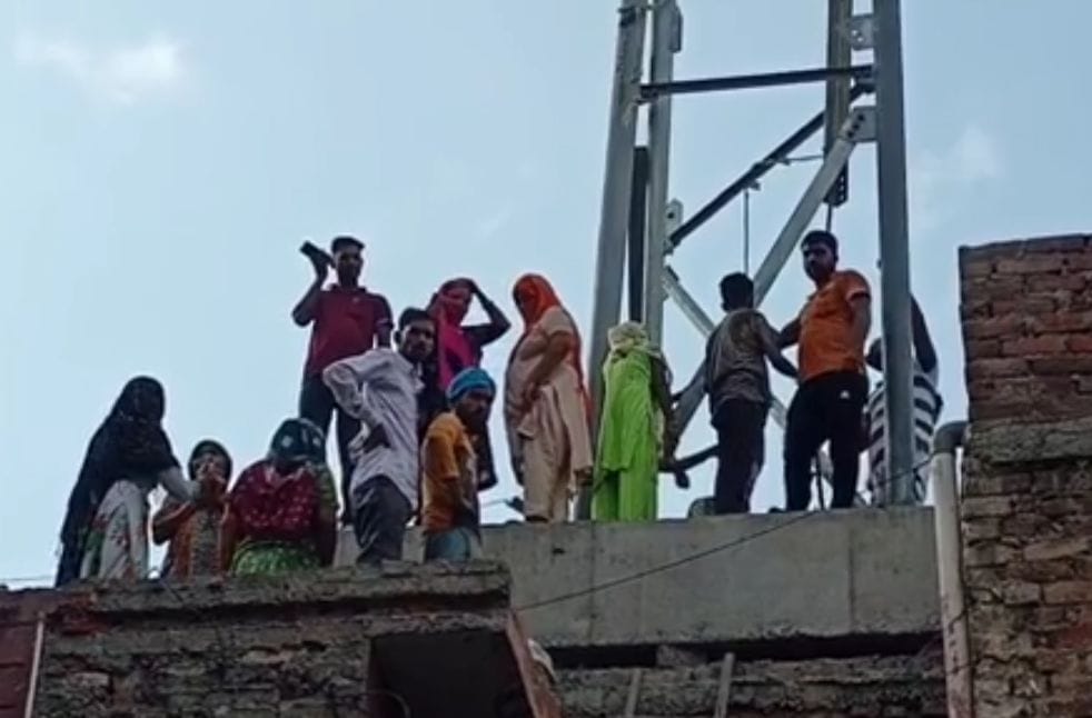 Uproar over the installation of the tower, women climbed the tower
