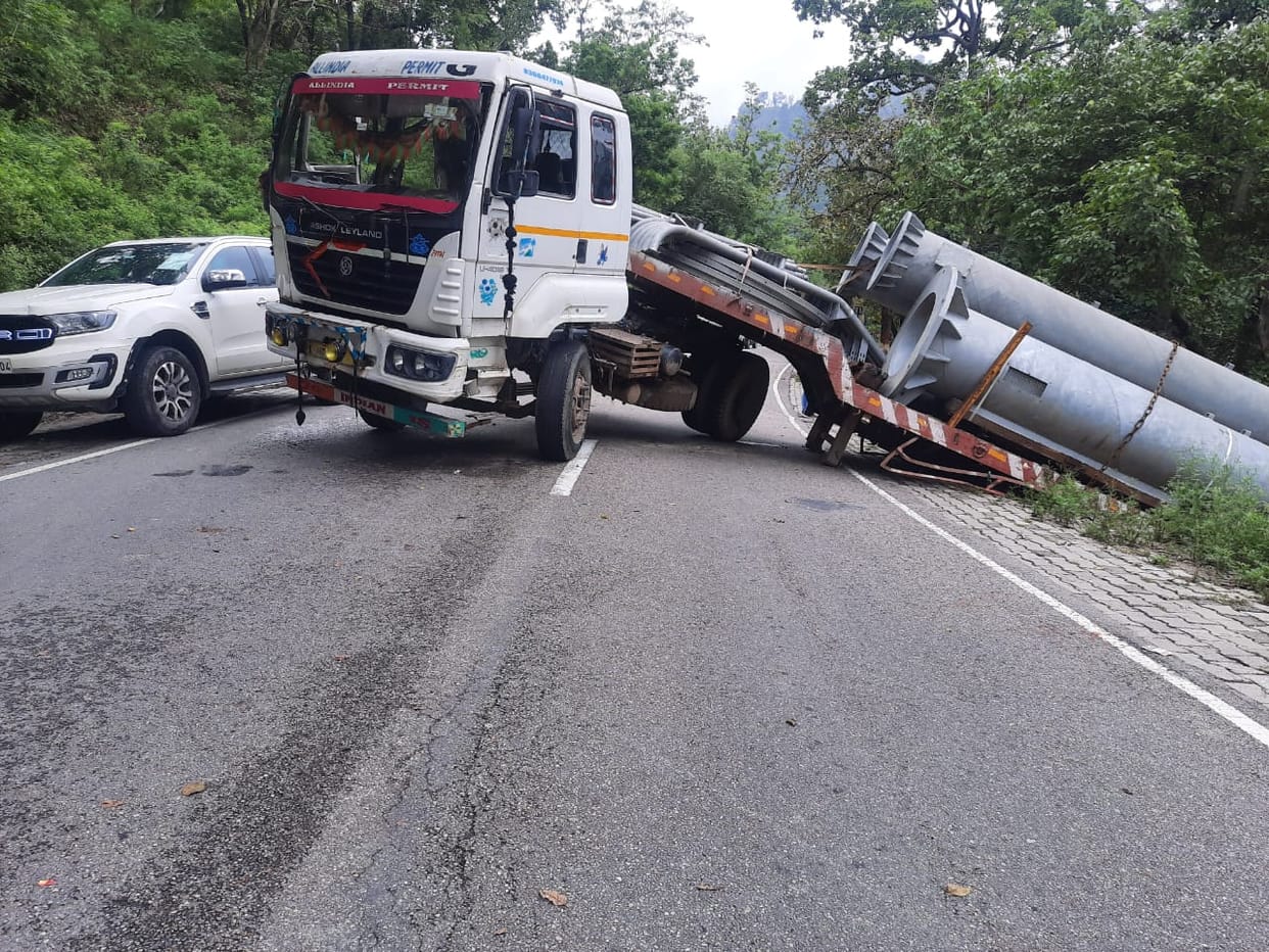 Doon Highway remained closed for nine hours due to vehicle getting stuck