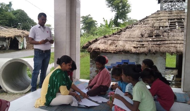Children taking knowledge without books in Mohalla Pathshala